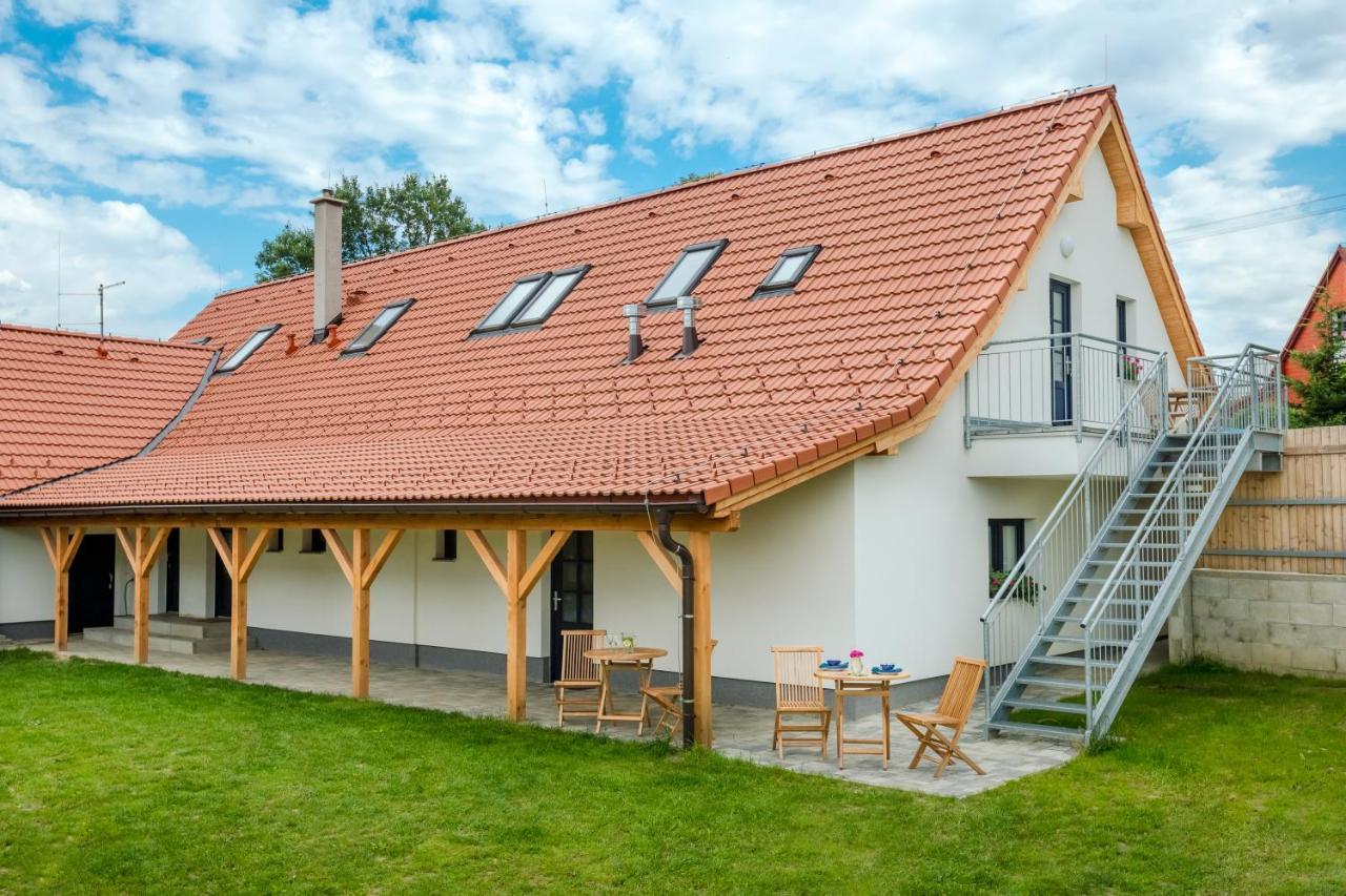 Apartmany Jedovary Trhové Sviny Eksteriør billede