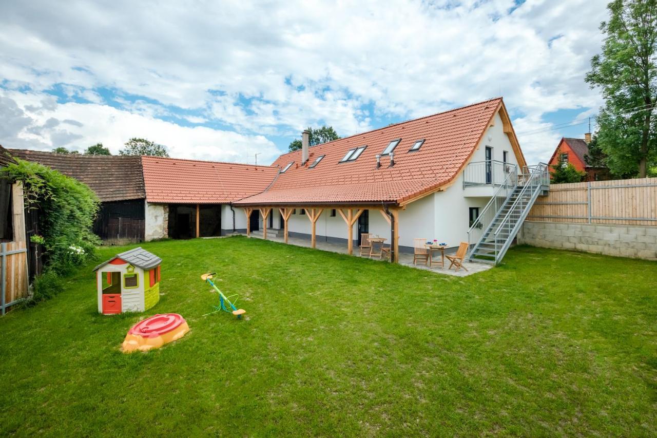 Apartmany Jedovary Trhové Sviny Eksteriør billede