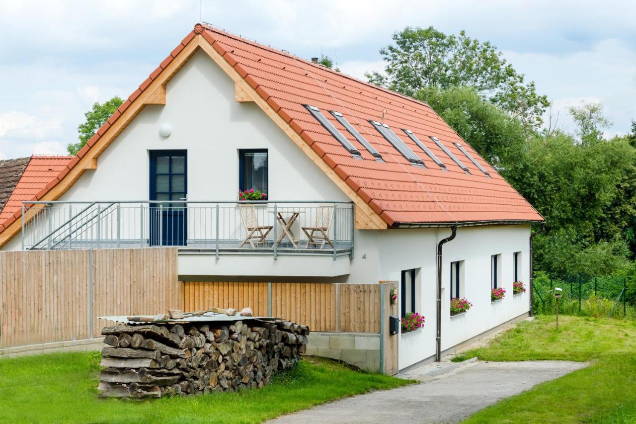 Apartmany Jedovary Trhové Sviny Eksteriør billede